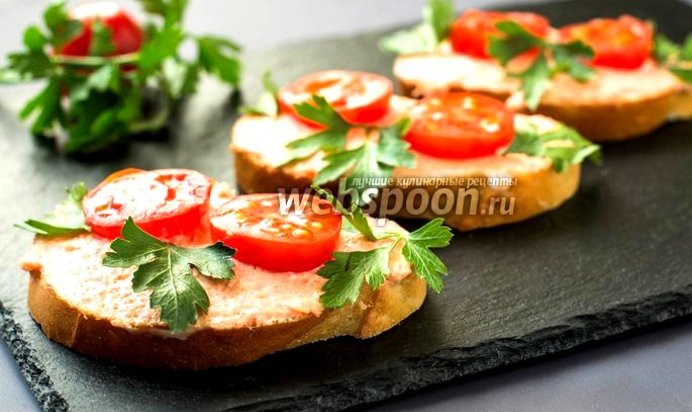 Бутерброды с икрой мойвы и помидорами черри