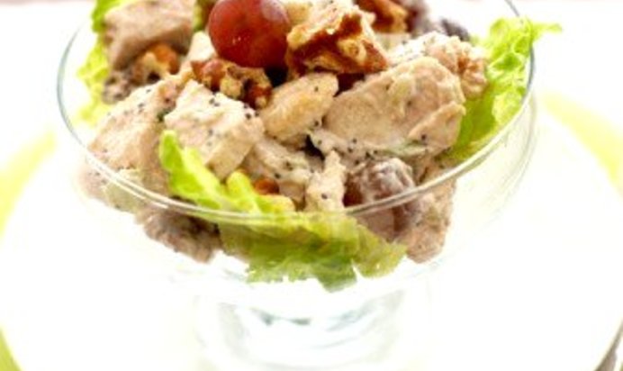 Теплый салат из курицы и винограда