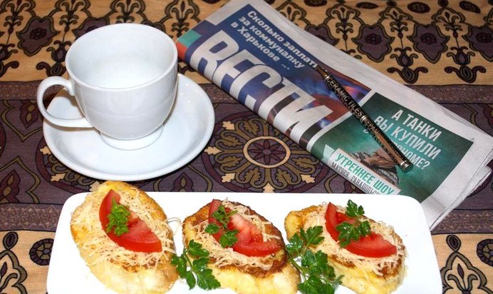 Гренки на французский манер с овощами и сыром