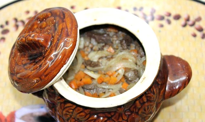 Гречка в горшочке с свиной печенью