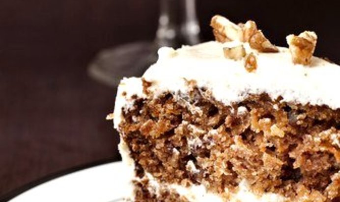 Морковный торт с изюмом и корицей