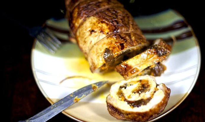 Свиной рулет с морковью и черносливом