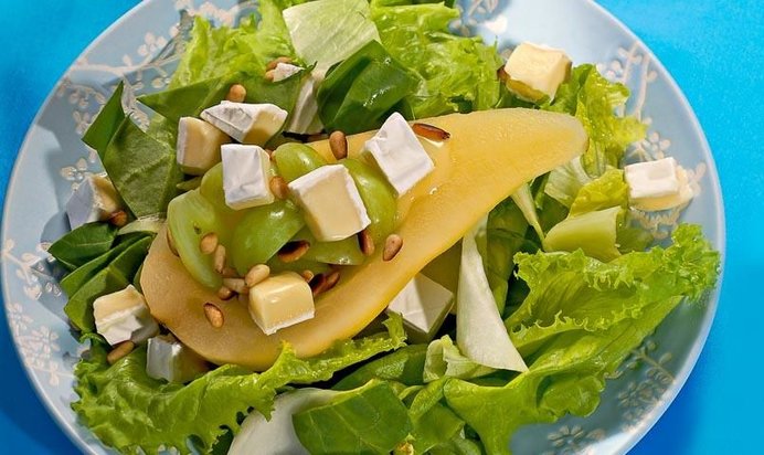 Салат с грушами и виноградом