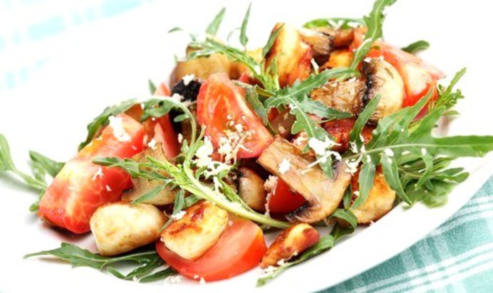 Салат «Цезарь» с курицей и шампиньонами