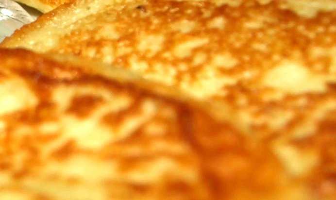 Картофельные оладьи с луком и сметанным соусом