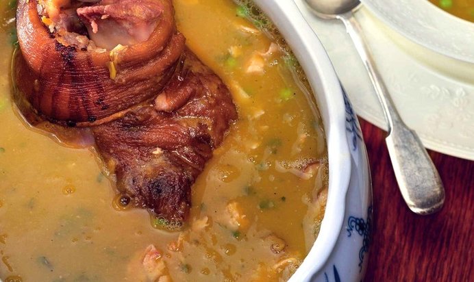 Гороховый суп с мятой и свиной рулькой