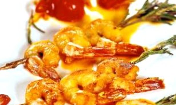 Креветки, жаренные на ветках розмарина