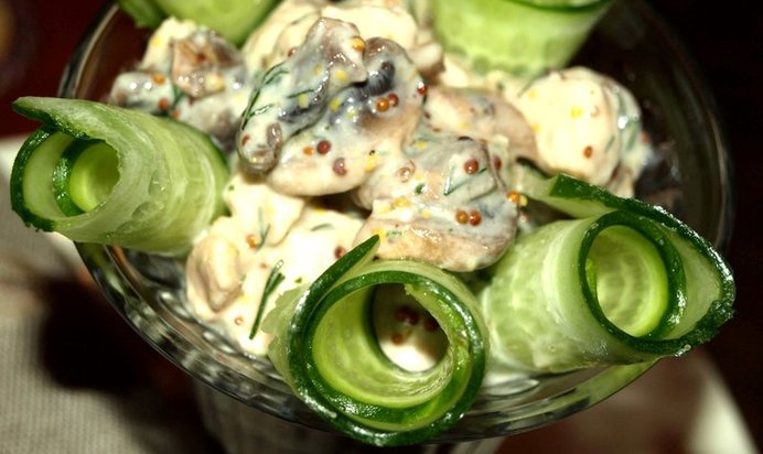 Коктейль из куриной грудки, шампиньонов и огурцов
