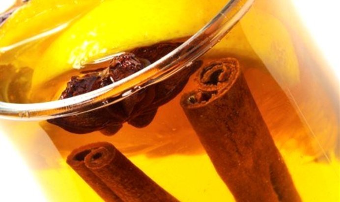 Рождественский глинтвейн с белым вином и апельсинами