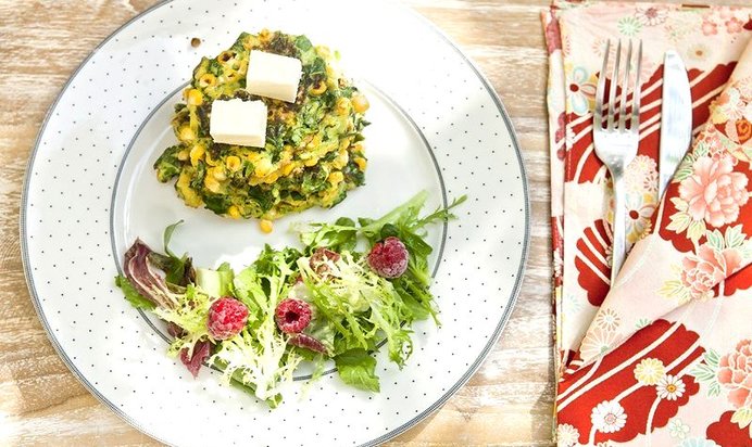 Кукурузные оладьи с овощами и сливочным сыром