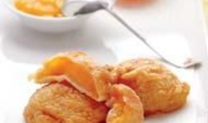 Оладьи из абрикосов с соусом из манго с корицей