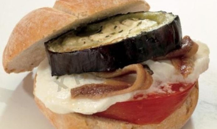Бутерброды с жареными баклажанами, сыром Моцарелла и анчоусами