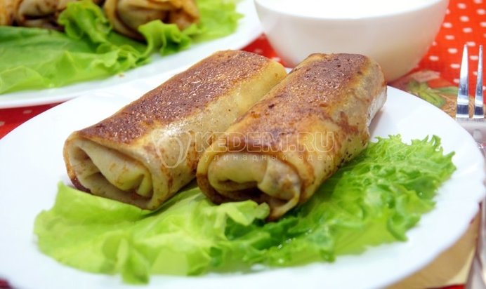 Фаршированные блины с колбасой и грибами