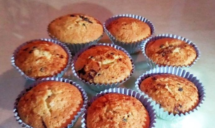 Нежные кексы с джемом и шоколадной крошкой