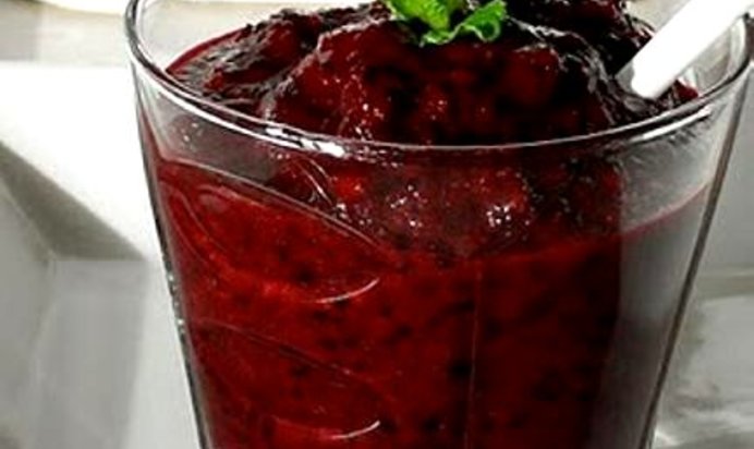 Витаминный напиток из свеклы, моркови и черники
