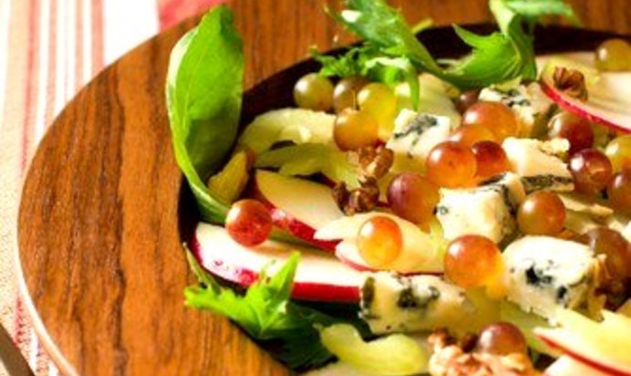 Салат из яблок, сушеной вишни и грецких орехов с заправкой из кленового сиропа и майонеза