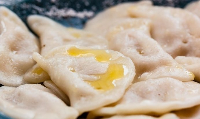 Вареники с яблоком и корицей