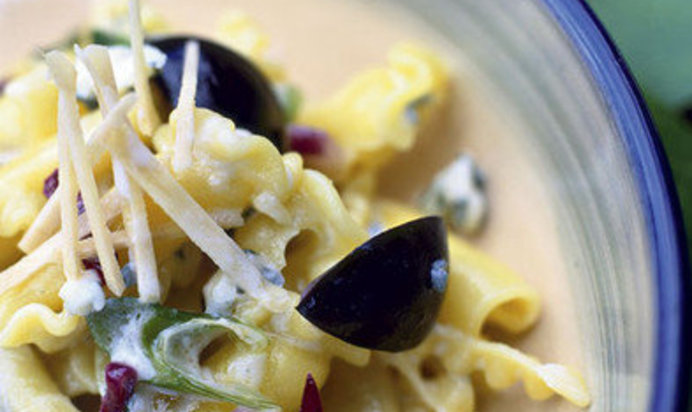 Макароны с соусом из винограда и сыра