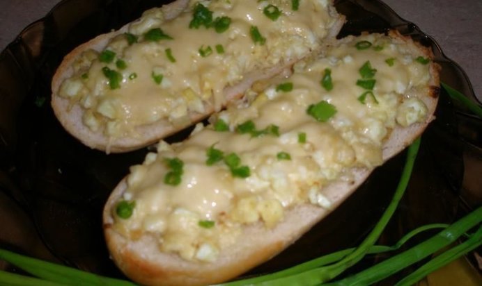 Бутерброды с маслом сыром и яйцом