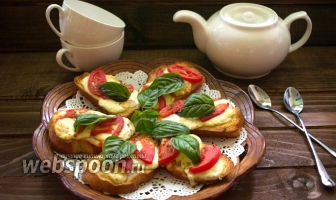 Гренки (кростини) с моцареллой и базиликом