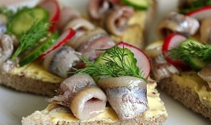 Праздничные бутерброды с килькой Балтийская весна