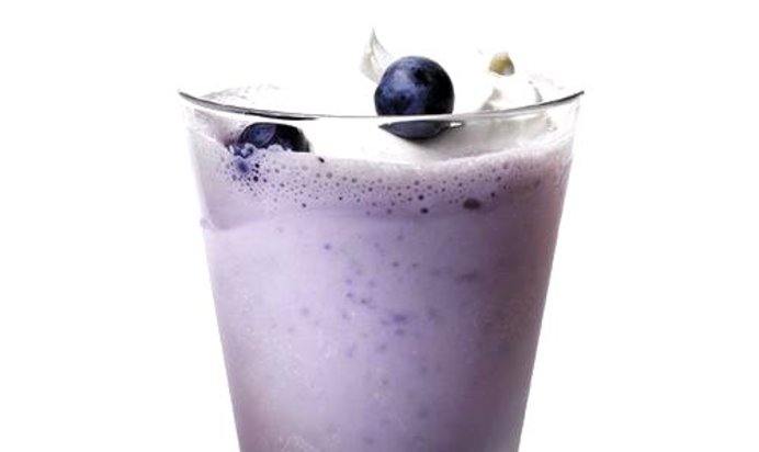 Молочный коктейль с черникой