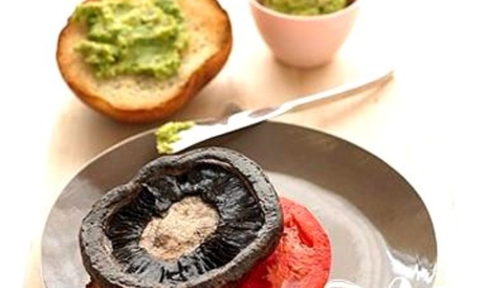 Бургеры с грибами и соусом из авокадо