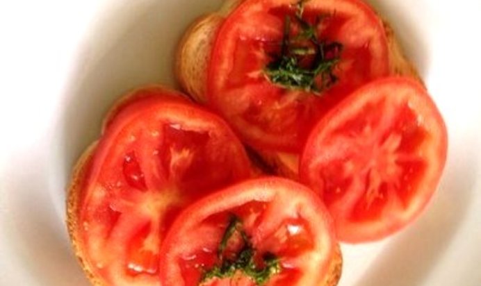 Бутерброд с помидором и майонезом