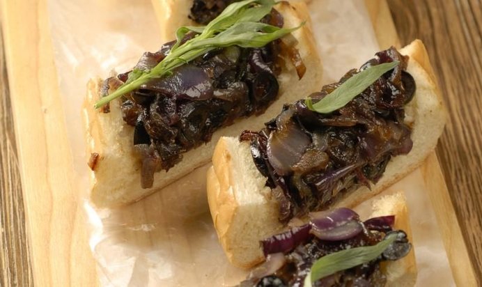 Хлеб с карамелизованным луком