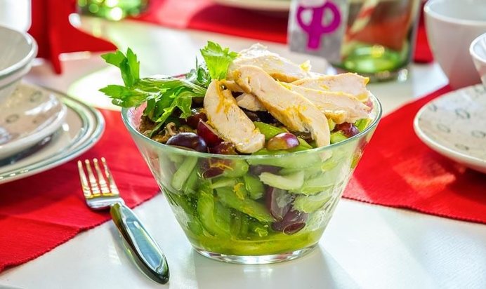 Салат с сельдереем, курицей, орехами и виноградом