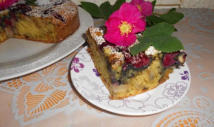 Шарлотка с яблоками, вишней и миндалем