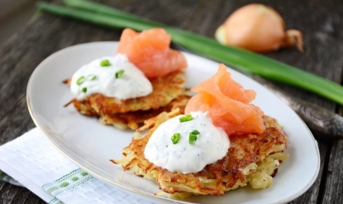 Картофельные оладьи с лососем
