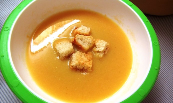 Гороховый крем-суп с чесночными гренками
