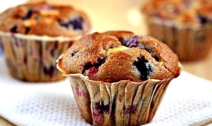 Ягодные кексы с белым шоколадом