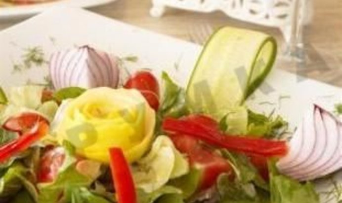 Салат с креветками из перца и моркови