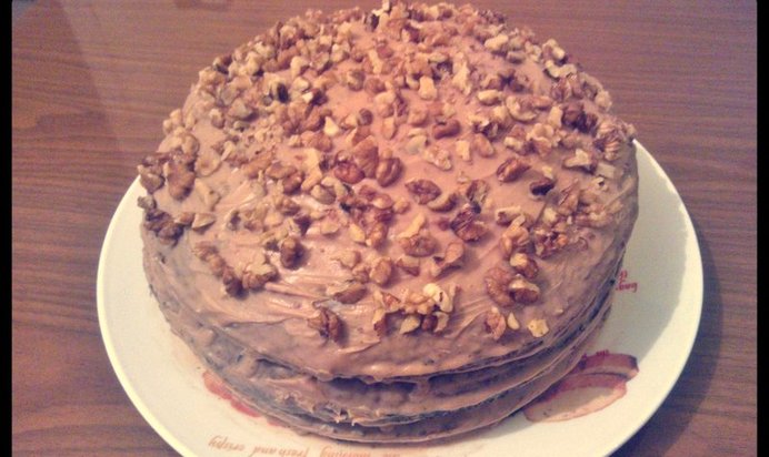 Торт с маком, орехами, изюмом и шоколадным кремом