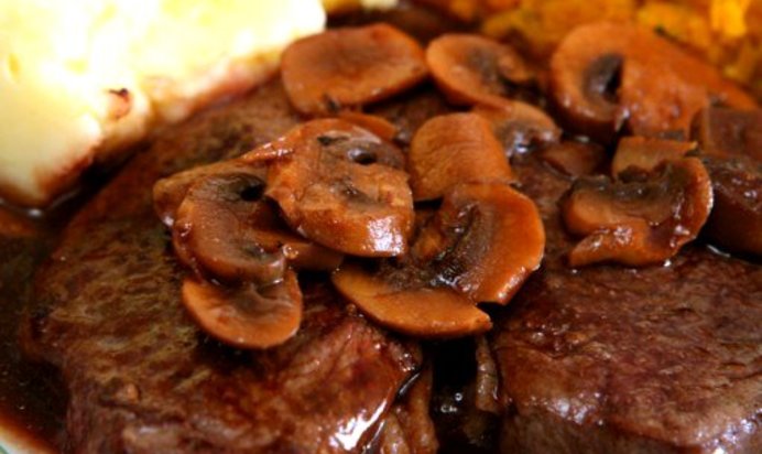 Грибное рагу с красным вином