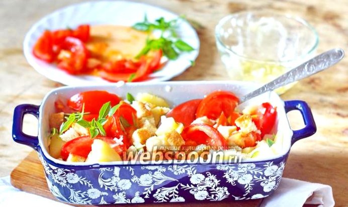 Салат с помидорами и гренками