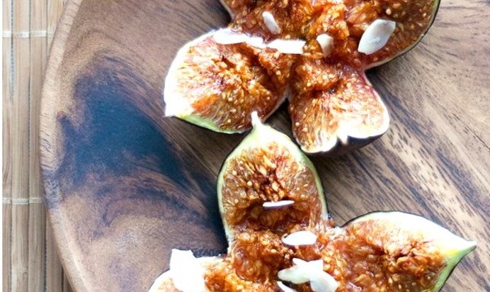 Инжир с медом, миндалем и риккотой