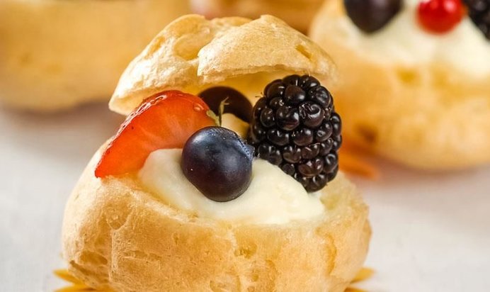 Профитроли с ягодами и кремом