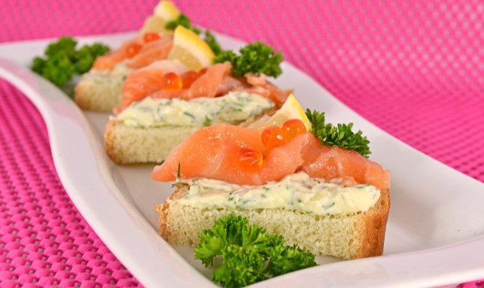 Бутерброды с зеленым маслом и слабосоленой семгой