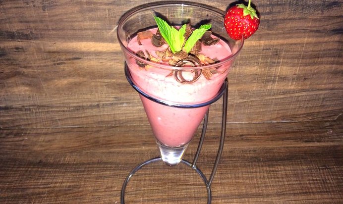 Клубничный коктейль с мороженым
