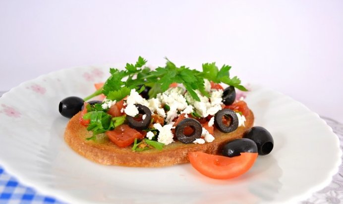 Гренки с помидорами, оливками и фетой