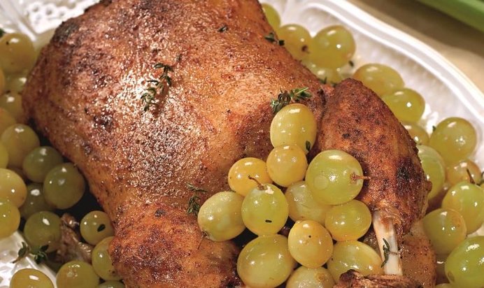 Утка с куриной начинкой и виноградом