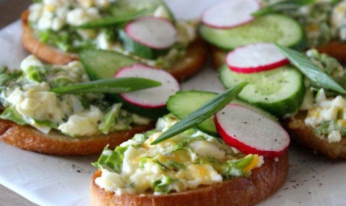 Гренки с яичным салатом