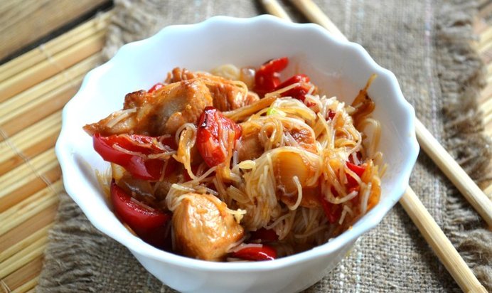 Рисовая лапша с курицей