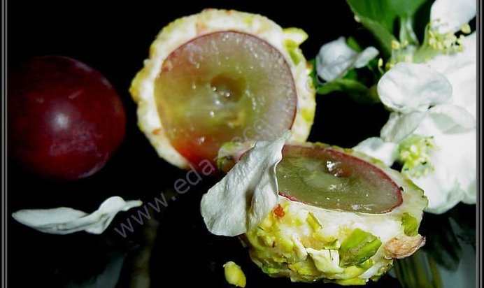 Канапе с сыром и виноградом