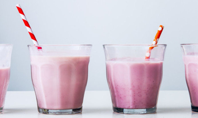 Клубничное молоко