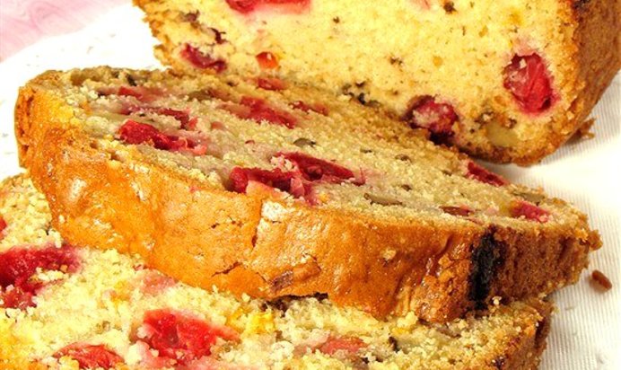 Быстрый кукурузный хлеб с клюквой и орехами