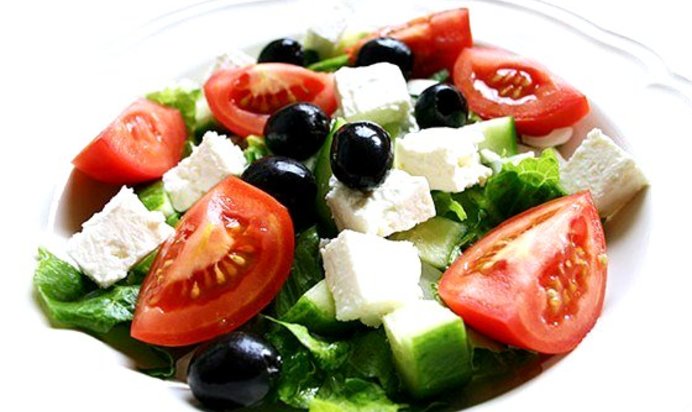 Греческий салат с красным луком